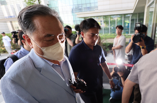 박차훈 새마을금고중앙회장이 지난 8일 오후 구속 전 피의자 심문(영장심사)을 받기 위해 서울동부지법으로 들어서고 있다.   연합뉴스